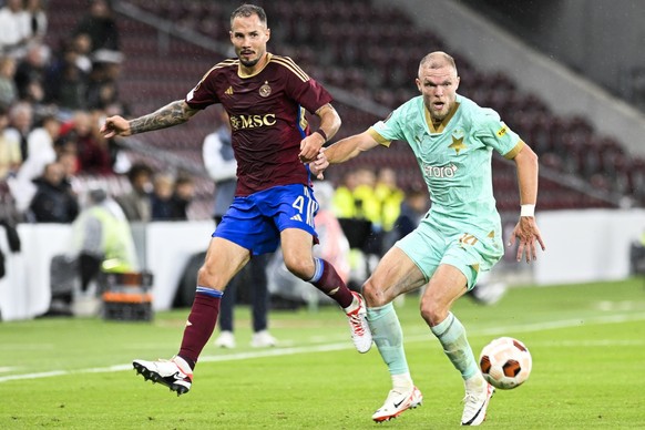 Servette&#039;s defender Steve Rouiller, left, and Slavia Prague&#039;s Czech forward Mick Van Buren, fight for the ball during the UEFA Europa League group G soccer match between Switzerland&#039;s S ...