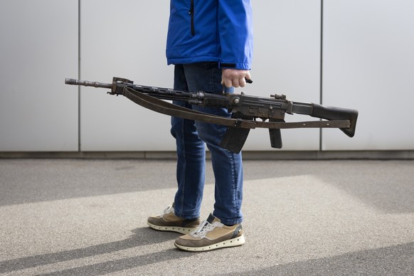 Ein Mann steht mit seiner Waffe Schlange bei der Abgabestelle fuer Waffen und Munition, am Samstsag, 4. Mai 2024 in Granges-Paccot bei Fribourg. Die Kantonspolizei Fribourg organisiert an drei Samstag ...