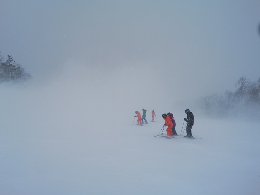 Impossible pour un skieur d’estimer la pente, le relief et l’orientation de la piste lors d'un «jour blanc», ce qui favorise l’apparition du mal de ski.