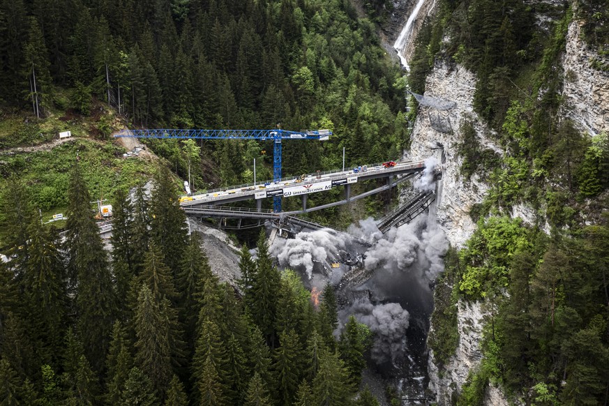 Sprengung des alten Castielerviadukts auf der Arosalinie der Rhaetischen Bahn RhB, am Montag, 13. Mai 2024, in Chur. Das Castielerviadukt muss wegen Materialschaeden neu gebaut werden. Es wurde parall ...
