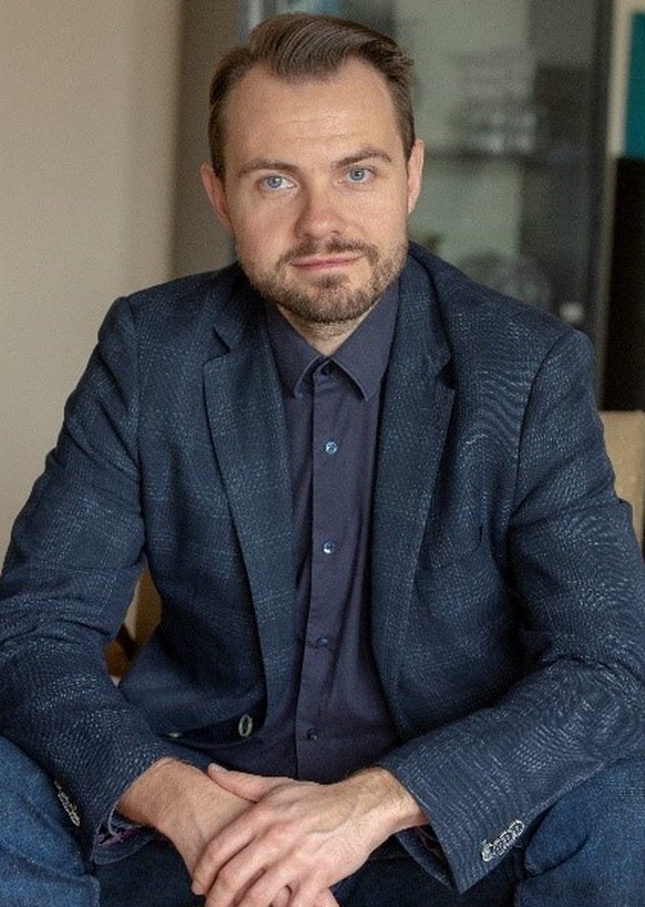 Christopher Nehring était jusqu'à récemment chargé de cours à la chaire d'histoire militaire et histoire culturelle de la violence à l'université de Potsdam, en Allemagne.
