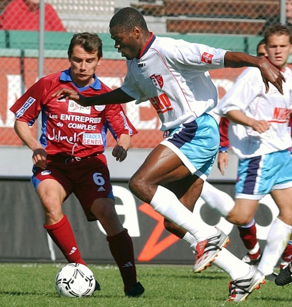 Le Genevois Oscar Londono, a gauche, et le Sedunois Armand Deumi, a droite, luttent pour le ballon lors de la rencontre de football LNA entre FC Sion et FC Servette, ce dimanche 24 mars 2002 au stade  ...
