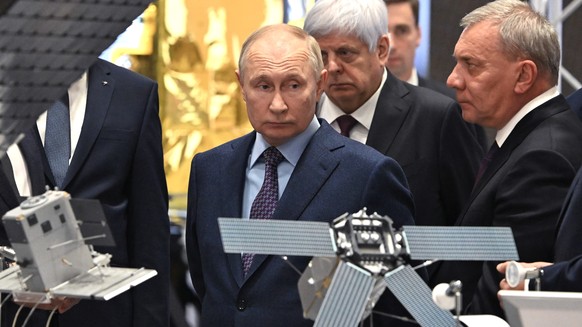 Vladimir Poutine, accompagné du chef de la société spatiale russe Roscosmos, le 26 octobre dernier.