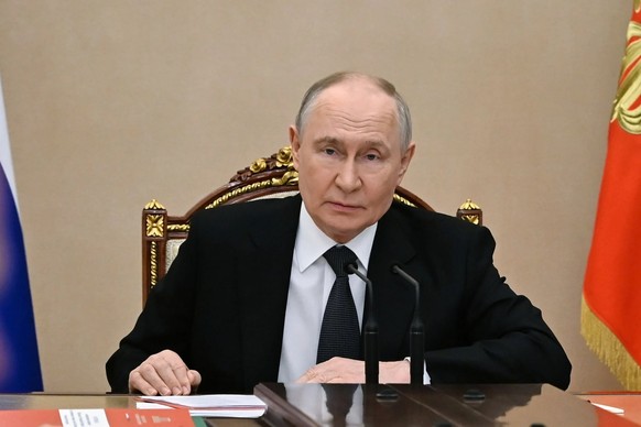 Vladimir Poutine tente de rassurer la population, mais de plus en plus de ses compatriotes ne lui font plus confiance.