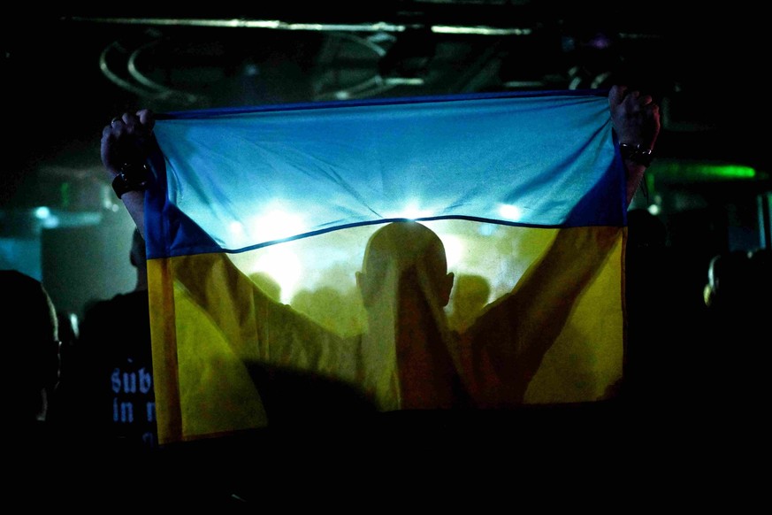 Un spectateur brandit un drapeau national ukrainien lors du concert.