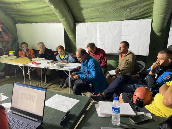 Opération de sauvetage de Mark Dickey dans la grotte du Morca.