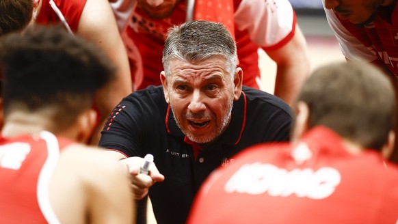 ABD0094_20221113 - GRAZ - ÖSTERREICH: Trainer Ilias Papatheodorou (SUI) während der Basketball-Begegnung zwischen Österreich und der Schweiz anl. der Vorqualifikation für die EM 2025 am Sonntag, 13. N ...