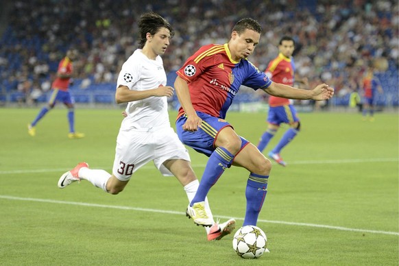 Cluj&#039;s Rui Pedro, left, fights for the ball against Basel&#039;s David Degen, right, during a Champions League play-off first leg match between Switzerland&#039;s FC Basel 1893 and Romania&#039;s ...