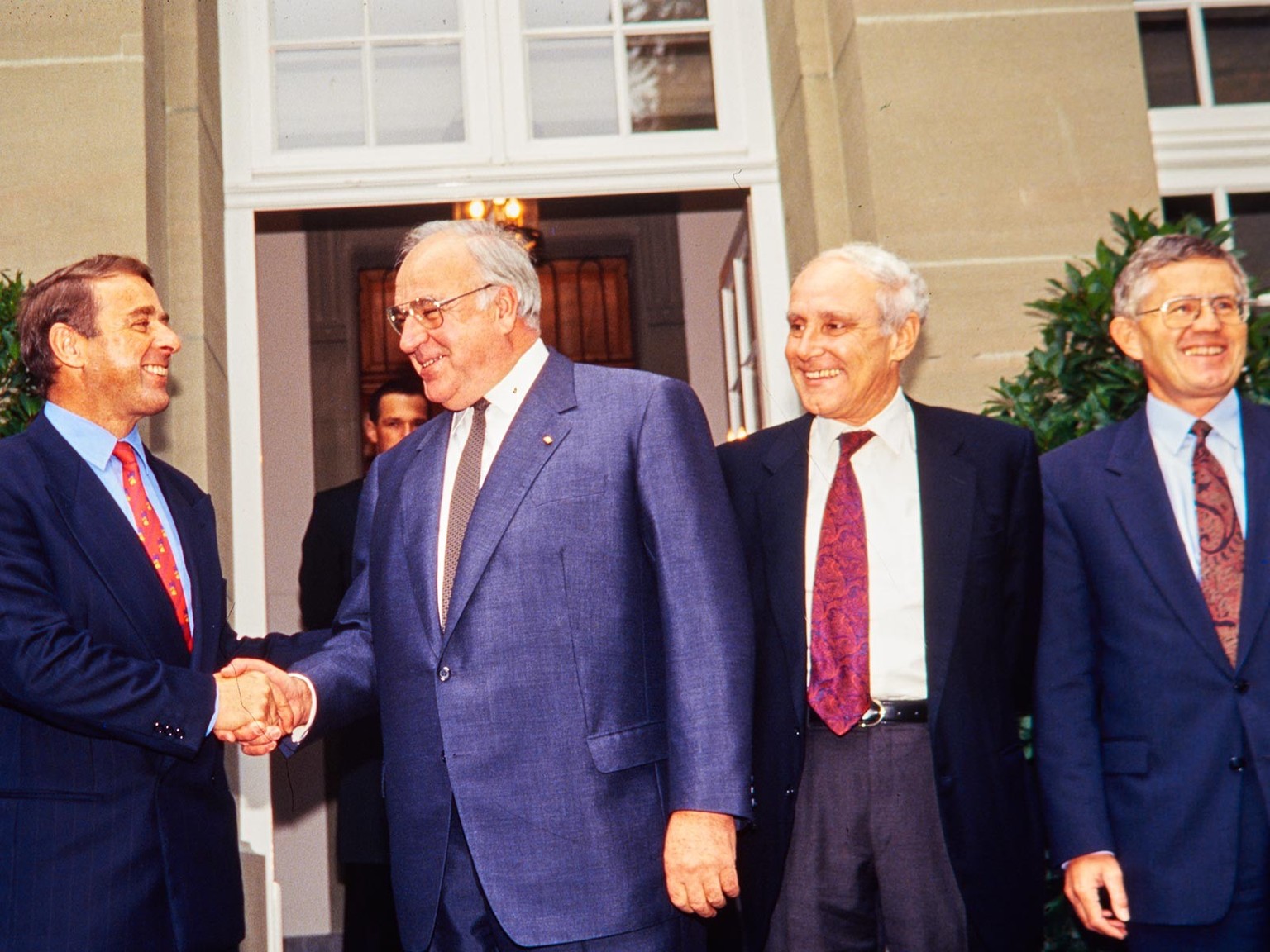 Le président de la Confédération Adolf Ogi rencontre Helmut Kohl au mois d’octobre 1993 en compagnie de Flavio Cotti et Kaspar Villiger.
https://permalink.nationalmuseum.ch/101319199