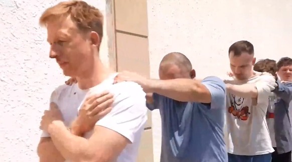 Les prisonniers russes sont visibles dans une vidéo prise à Bakou. Leurs visages sont tuméfiés.