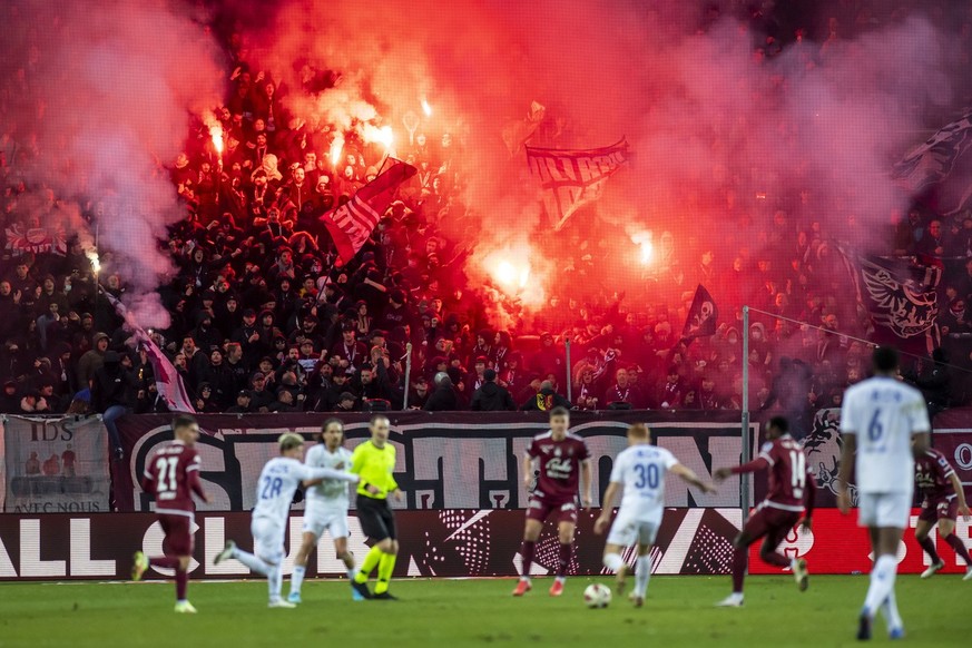 Les supporters genevois laissent eclater leur joie avec de fumigenes, lors de la rencontre de football de Super League entre le Geneve Servette FC et le FC Lausanne-Sport (LS), ce samedi 5 fevrier 202 ...