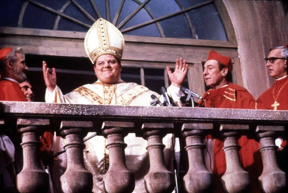 Robbie Coltrane Der rundliche Priester Dave Albinizi (Robbie Coltrane,m) hat es nur der Schwerhoerigkeit eines Vatikanmitarbeiters zu verdanken, dass er zum Papst bestimmt wird. 1991 UnitedArchives013 ...