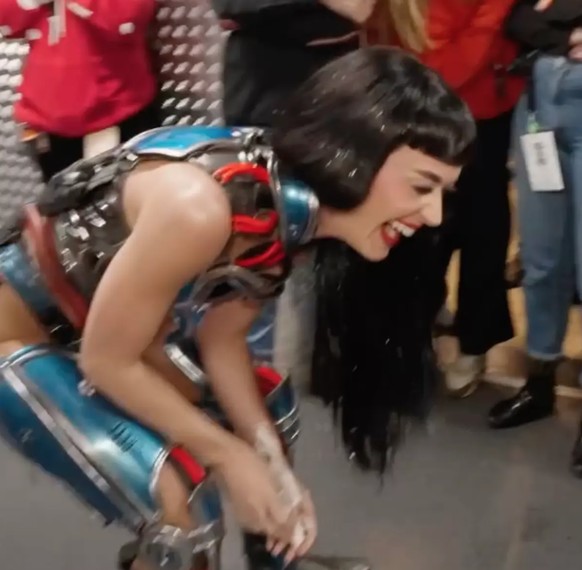 Cette personne semble étrangement satisfaite.