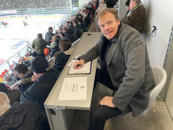 EHC Basel: Sportchef Kevin Schläpfer auf der Tribüne an einem Spiel in Olten.