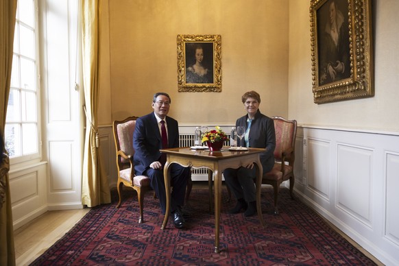 Swiss President Viola Amherd, right, and Chinese Prime Minister Li Qiang pose for a picture during their meeting in Kehrsatz, near Bern, Switzerland, Monday, Jan. 15, 2024. Chinese Prime Minister Li Q ...