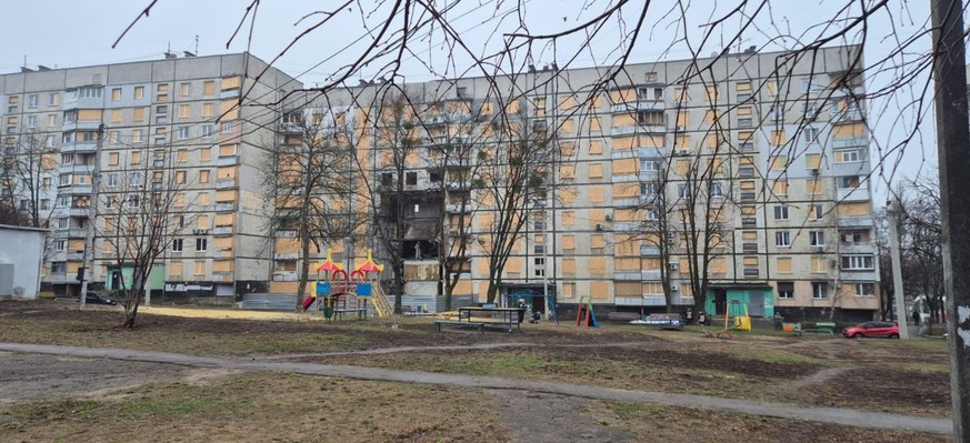 Un immeuble endommagé dans la ville ukrainienne de Kharkiv. Glas Trösch souhaite y installer de nouvelles fenêtres, financées par la Confédération.