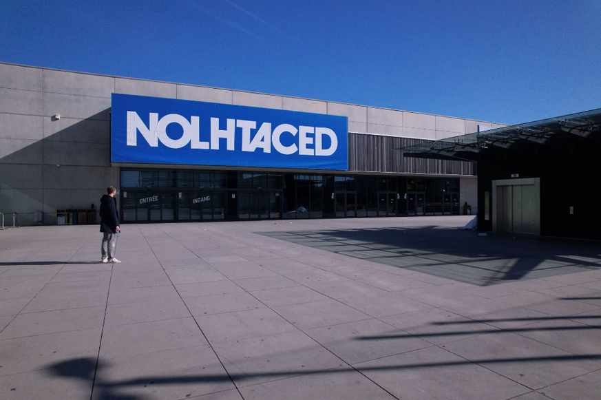 Decathlon change de nom et devient Nolhtaced, en Belgique.
