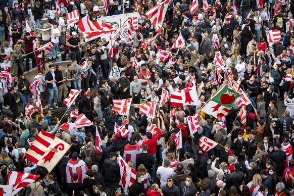 Les pro-jurassiens célèbrent le oui devant l&#039;Hotel de Ville, où a été dressé un drapeau du canton du Jura, après l&#039;annonce du résultat du vote.
