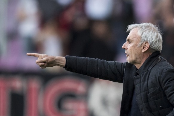 L&#039;entraineur neuchatelois Michel Decastel, lors de la rencontre de football du Championnat Suisse de Challenge League entre le Servette FC et le Neuchatel Xamax FCS ce samedi 8 avril 2017 au stad ...