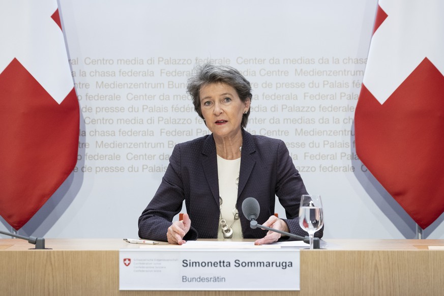 Bundesraetin Simonetta Sommaruga spricht an einer Medienkonferenz und gibt ihren Ruecktritt aus dem Bundesrat auf Ende Jahr bekannt, am Mittwoch, 2. November 2022, in Bern. (KEYSTONE/Peter Schneider)