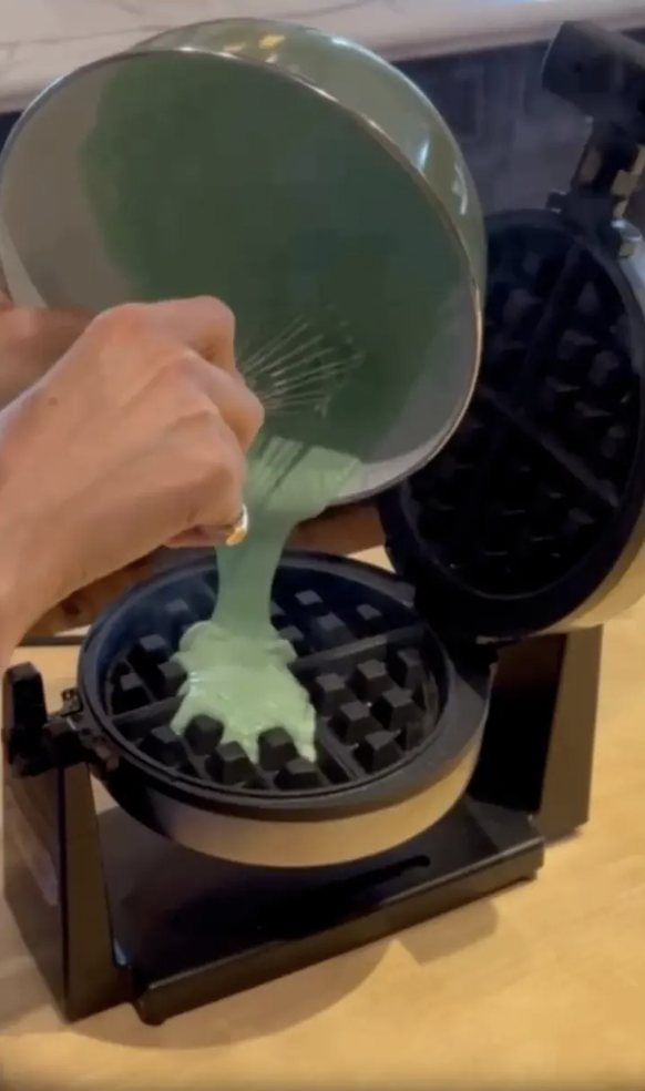 Avant de la glisser dans un moule qui a alimenté les discussions.