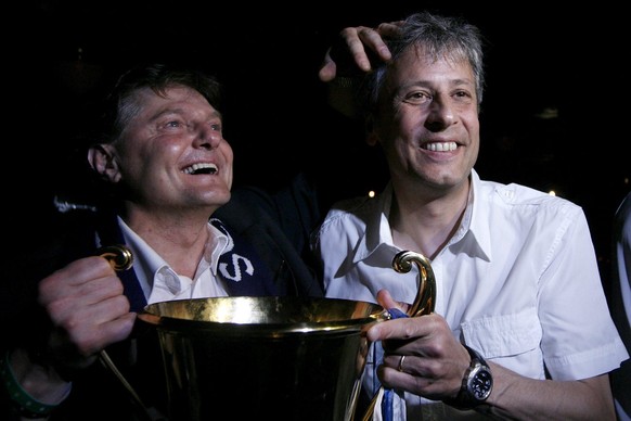 FCZ Praesident Ancillo Canepa, links, und FCZ Trainer Lucien Favre, rechts, feiern mit dem Meisterpokal am Donnerstag, 24. Mai 2007, im Kaufleuten Zuerich. Der FC Zuerich verteidigte seinen Titel dank ...