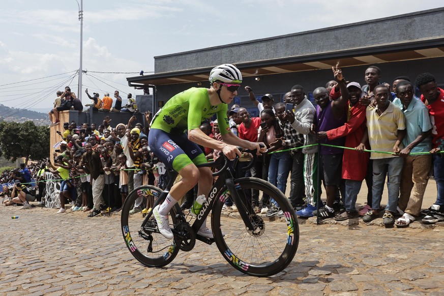 epa12412440 Tadej Pogacar from Slovenia competes in the Elite Men race at the UCI Road Cycling World Championships in Kigali, Rwanda, 28 September 2025. EPA/KIM LUDBROOK