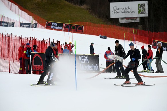 04.01.2023, Bayern, Garmisch-Partenkirchen: Ski alpin: Weltcup, Slalom, Herren: vor dem Slalom wird die Piste gew�ssert und gesalzen. Foto: Angelika Warmuth/dpa +++ dpa-Bildfunk +++ (KEYSTONE/DPA/Ange ...