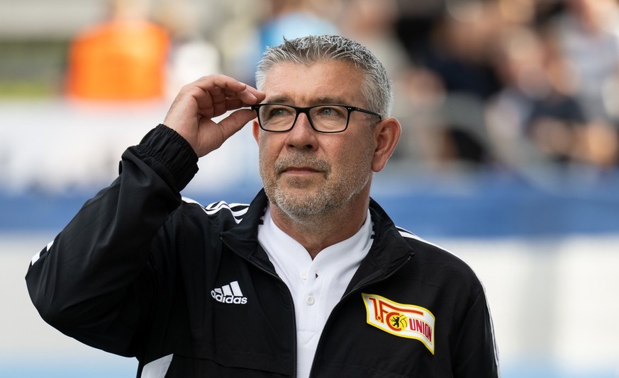 01.08.2022, Sachsen, Chemnitz: Fußball: DFB-Pokal, Chemnitzer FC - 1. FC Union Berlin, 1. Runde, Stadion an der Gellertstraße. Union Trainer Urs Fischer steht vor Anpfiff im Stadion. Foto: Hendrik Sch ...