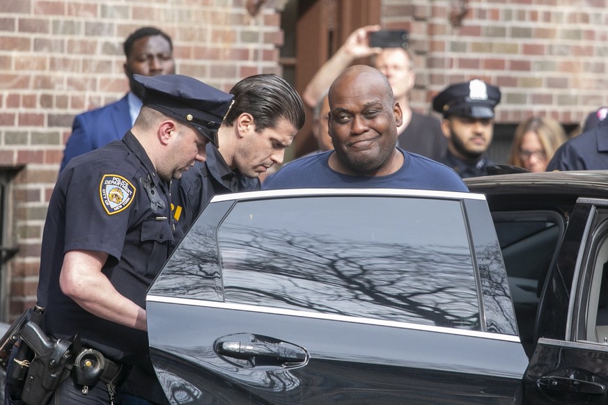 Frank James réagit aux questions des journalistes alors qu'il est escorté hors du 9th Precinct après avoir été inculpé pour avoir prétendument ouvert le feu dans un métro à Brooklyn un jour plus tôt, à New York.