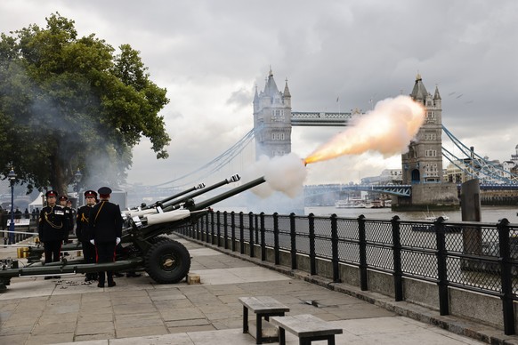epaselect epa10175195 The gun salute to mark the formal declaration of King Charles III as Monarch in the Tower of London, in London, Britain, 10 September 2022. Britain&#039;s Queen Elizabeth II died ...