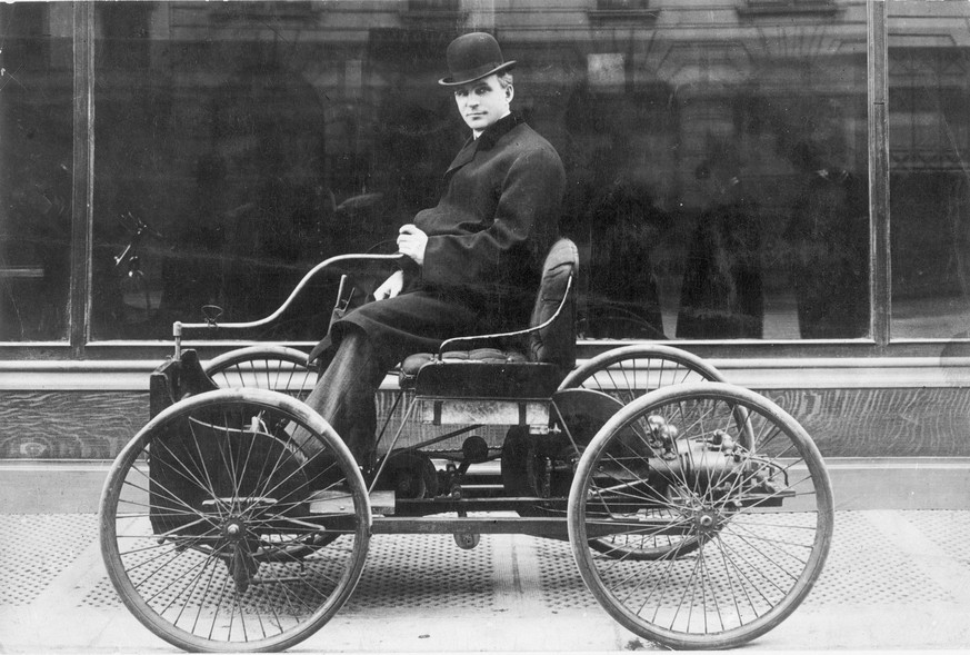 HENRY FORD 1863-1947. American automobile manufacturer. Photographed in 1896 with the first Ford automobile. PUBLICATIONxNOTxINxUSAxCANxUKxFRAxESPxJPN Copyright: xGRANGERx/xGRANGERx 0017867