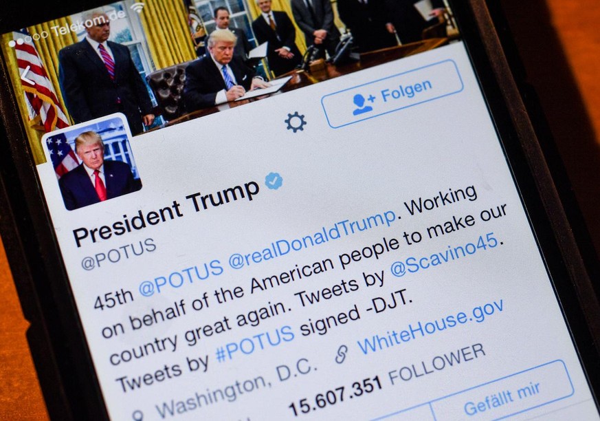 ARCHIV - Der Twitter-Account des Präsidenten der Vereinigten Staaten von Amerika, Donald Trump, auf einem Smartphone, aufgenommen am 22.02.2017 in Sieversdorf (Brandenburg). Macron tut es, May und Don ...