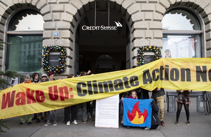 Klimastreikende ueberreichen einen offenen Brief an die Schweizer Bank Credit Suisse am Paradenplatz, aufgenommen am Dienstag, 26. November 2019 in Zuerich. (KEYSTONE/Ennio Leanza)