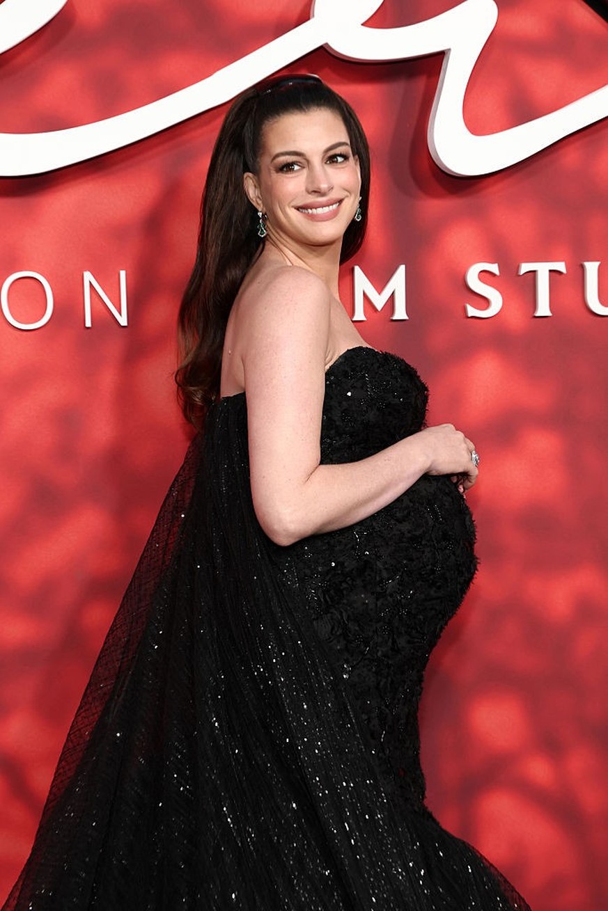 Enceinte de son troisième enfant, Anne Hathaway multiplie les looks spectaculaires sur tapis rouge.