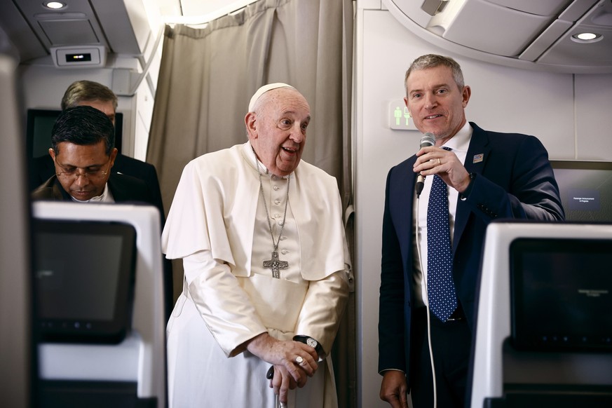 Une tradition du Vatican veut que le pape salue les dirigeants des pays dont il traverse l'espace aérien.