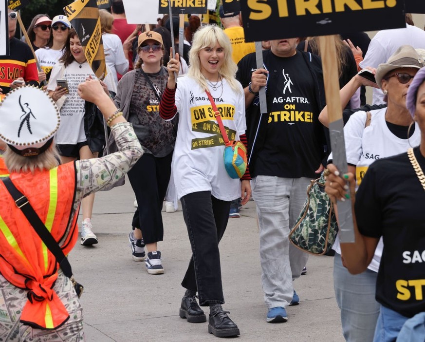 LOS ANGELES, CALIFORNIA - SEPTEMBER 29: Emily Kimball (C) joins the picket line outside Paramount Studios on September 29, 2023 in Los Angeles, California. The WGA (Writers Guild of America) has reach ...