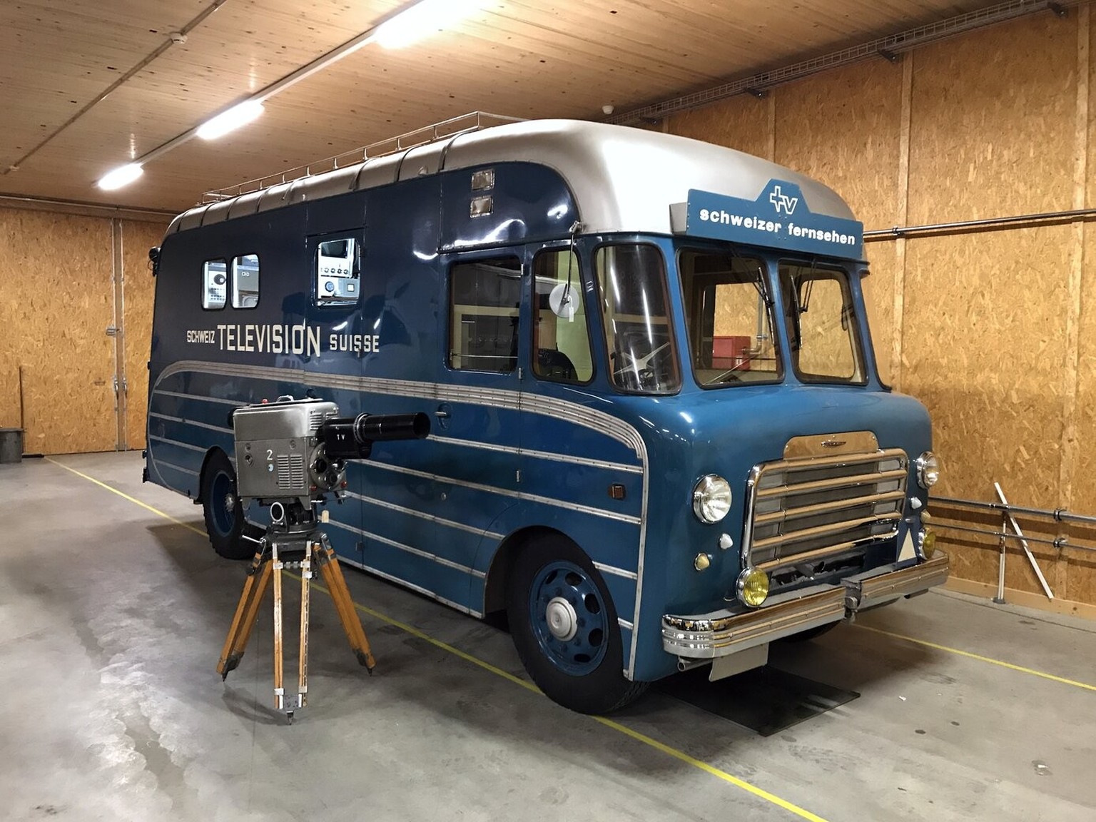 Le Commer Marconi est un véhicule de reportage TV entièrement équipé.