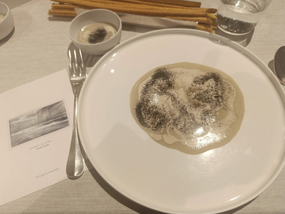 Anselm Kiefer au mur et dans l'assiette – il y a aussi du calamar dedans.