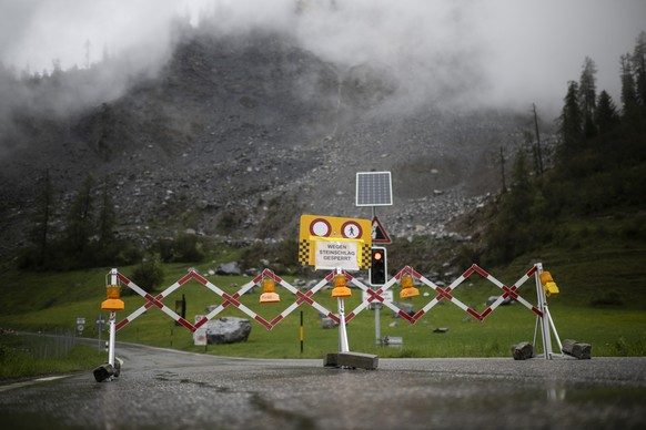 Verbotsschild und gesperrte Kantonsstrasse, an einer Medienbegehung im Dorf unter dem &quot;Brienzer Rutsch&quot;, aufgenommen am Mittwoch, 10. Mai 2023, in Brienz/Brinzauls. Die Anwohner muessen ihr  ...