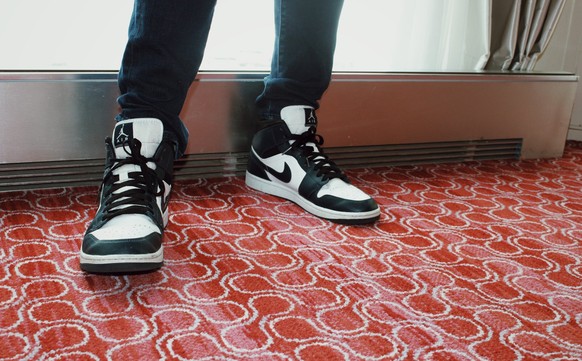 Cool, simplicité et Jordan: le look de Joël Dicker.