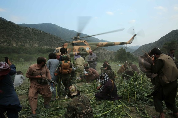 KEYPIX - epa12344224 A Taliban military helicopter transports injured victims after an earthquake in Kunar, Afghanistan, 01 September 2025. At least 800 people have been killed and some 2,000 injured  ...