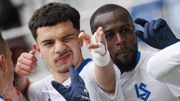 L&#039;attaquant lausannois Zeki Amdouni (gauche) celebre avec le defenseur lausannois Maxime Poundje (droite) apres avoir marque son penalty, lors de la rencontre de football de Super League entre FC ...