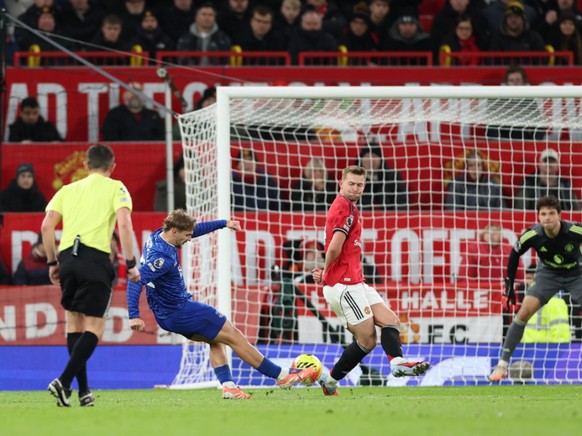 Le milieu de terrain Kiernan Dewsbury-Hall a permis aux sien de s&#039;imposer malgré l&#039;infériorité numérique face à Manchester United en Premier League lundi.