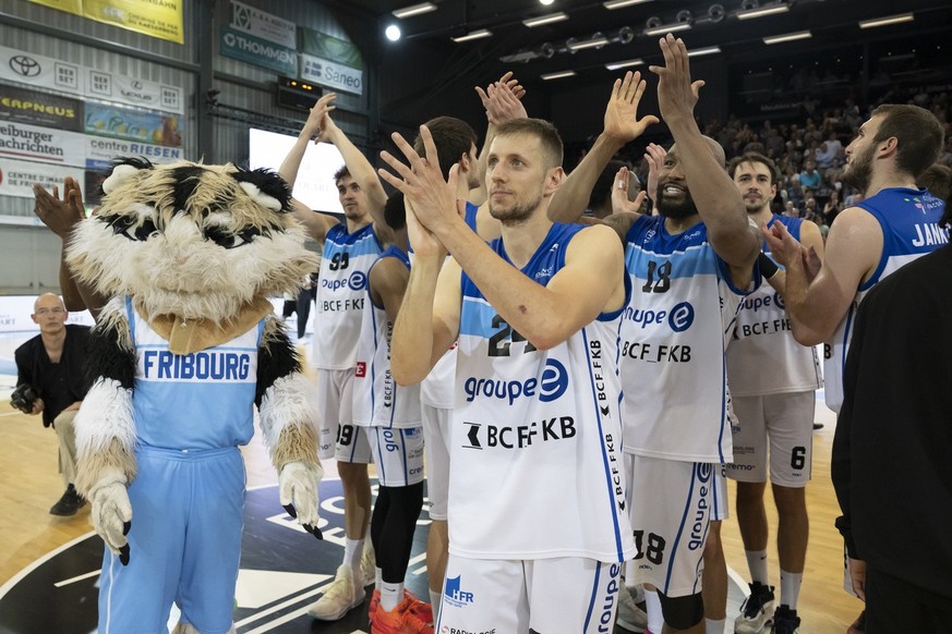 le joueur fribourgeois Roberto Kovac et ses coequipiers celebrent la victoire lors de l&#039;Acte 2 des demi-finales des play-offs de ligue National A entre le Fribourg-Olympique et les Lions de Genev ...