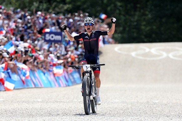 Tom Pidcock éructe après son titre aux JO de Paris, sur son vélo VTT.