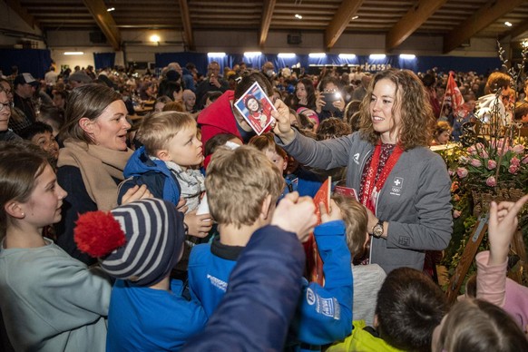 Die Olymipasiegerin Michelle Gisin schreibt Autogramme, anlaesslich des Empfangs der Ski Olympiasiegerin Michelle Gisin sowie Lena H�cki und Fabian B�sch in Engelberg am Dienstag, 22. Februar 2022. (K ...