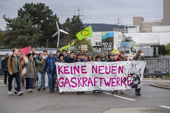 Rund 50 Personen Demonstrieren bei einem Klimastreik gegen ein geplantes Oel und Gaskraftwerk am Samstag, 8. Oktober 2022 in Birr im Kanton Aargau. (KEYSTONE/Urs Flueeler).