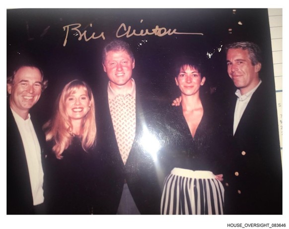 Bill Clinton, Ghislaine Maxwell et Jeffrey Epstein posant ensemble sur une photo des années 1990.
