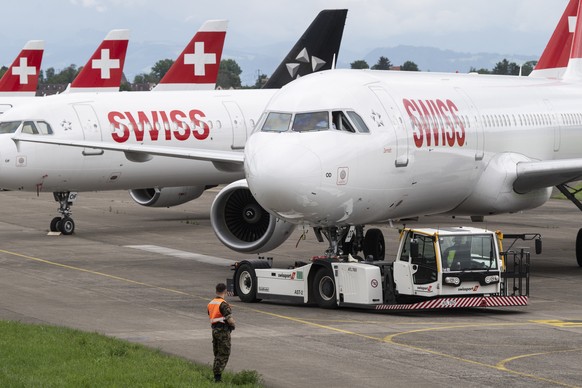 Ein Flugzeug wartet fuer den Start anlaesslich den Vorbereitungen fuer den Rueckflug vom Flughafen Duebendorf nach Kloten zur Wiederaufnahme des Flugbetriebes nach der Corona Pandemie, aufgenommen am ...